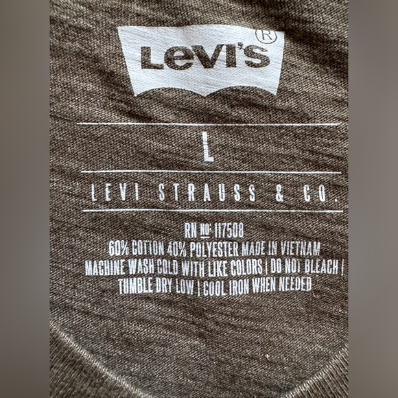 Levi’s Olive Green Tee | Classic Fit, Soft Cotton, Everyday Essential - Picture 5 of 6